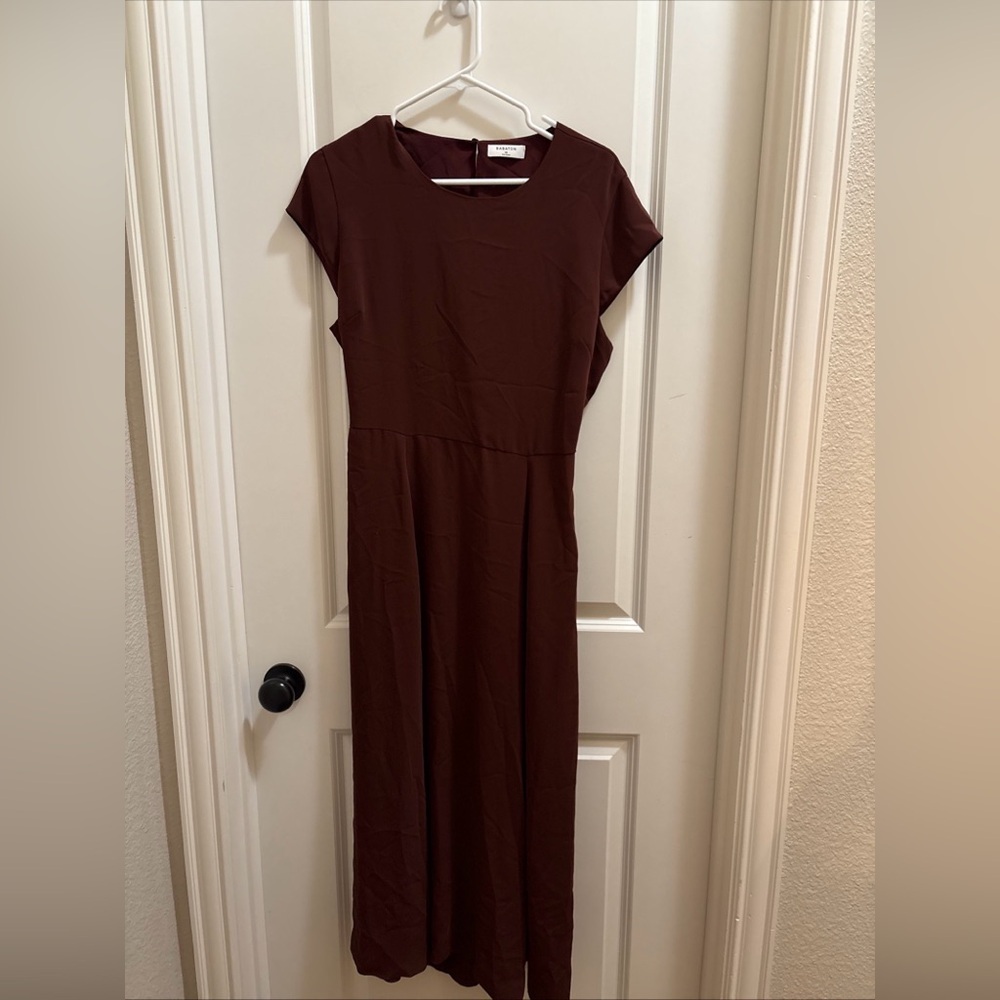Aritzia Babaton Hamptons Burgundy Midi Dress Back Cut Out Side Slit  Size 10 - Picture 2 of 4